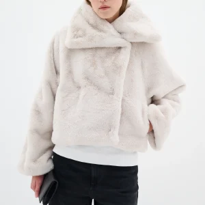 Yoneko Manteau court